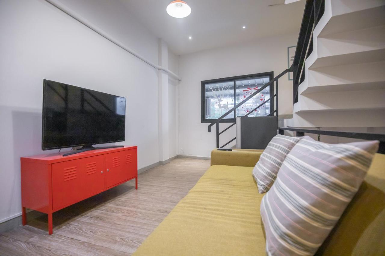 방콕 Folk Poshtel Silom B&B 외부 사진
